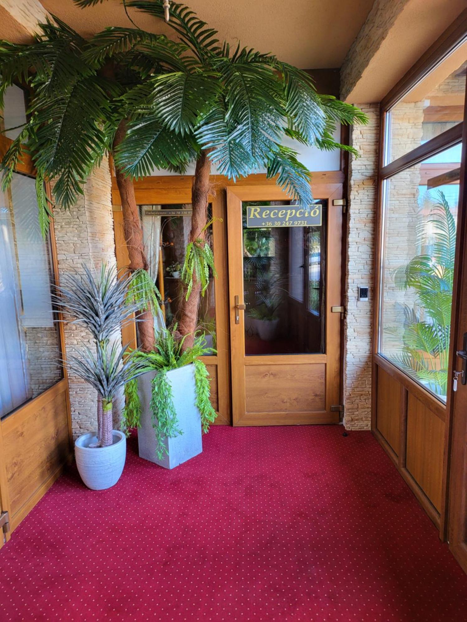 Bed and Breakfast Voeroes Alom Panzio Tiszakécske Esterno foto