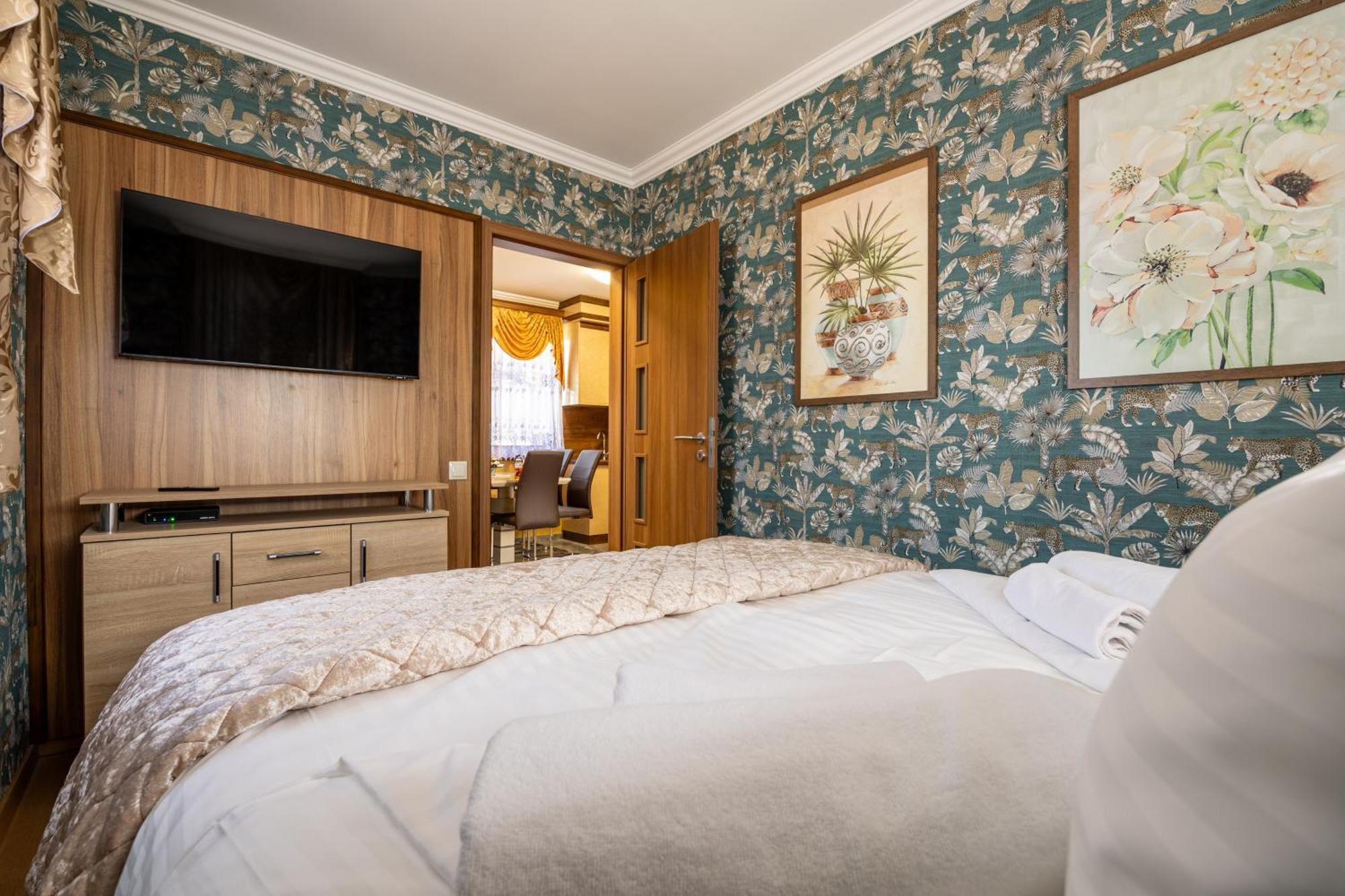 Bed and Breakfast Voeroes Alom Panzio Tiszakécske Esterno foto