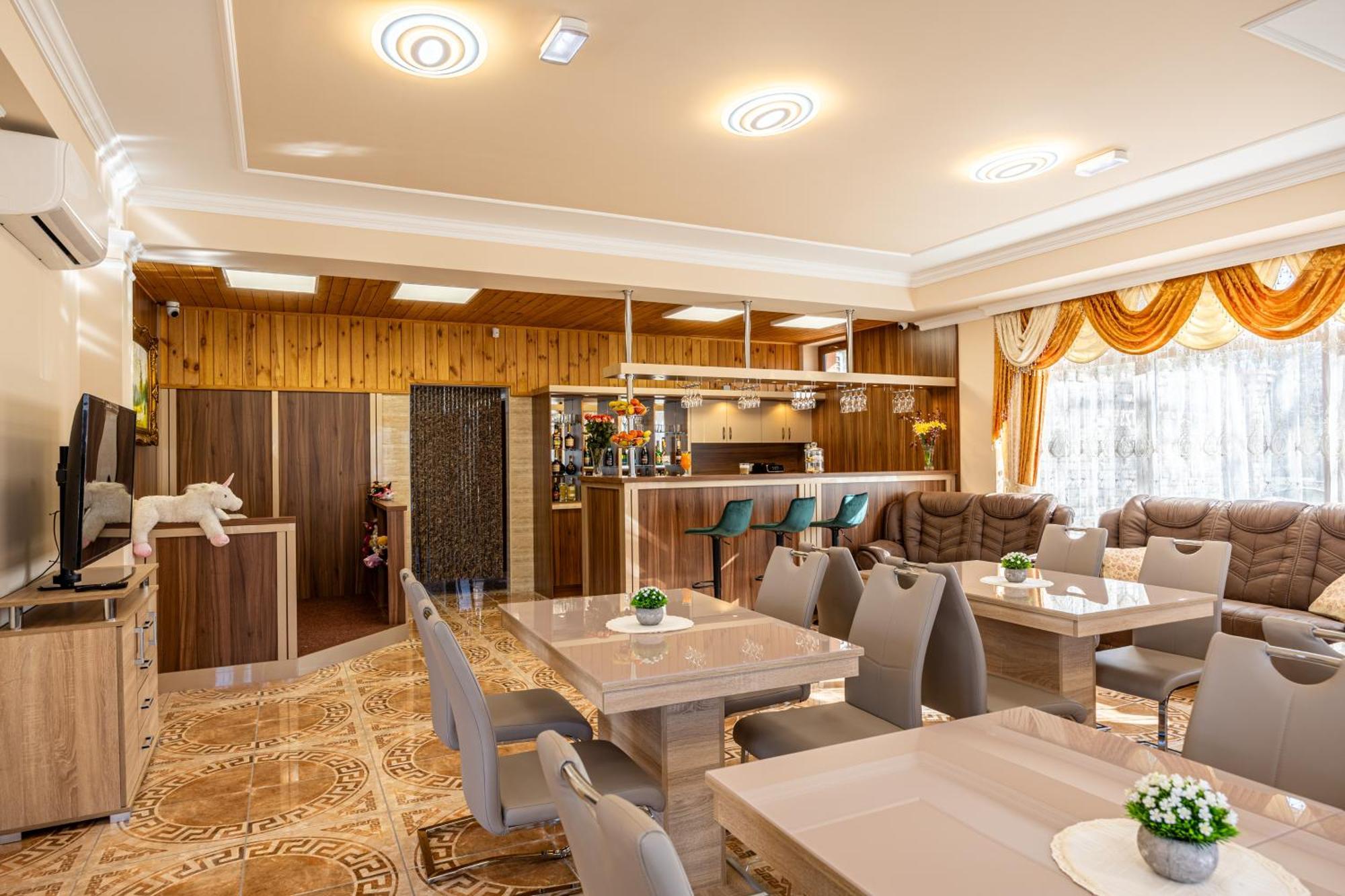 Bed and Breakfast Voeroes Alom Panzio Tiszakécske Esterno foto