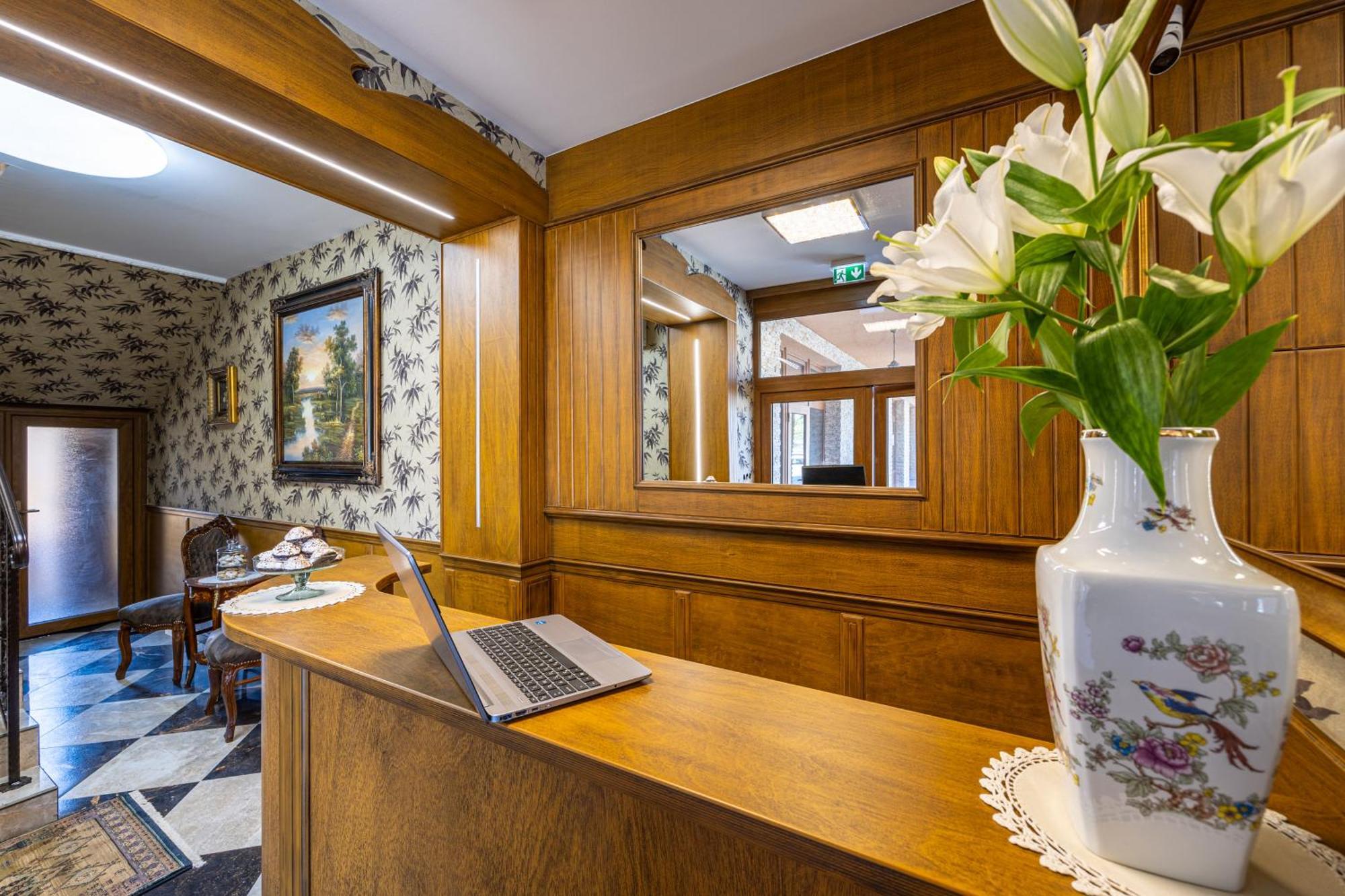 Bed and Breakfast Voeroes Alom Panzio Tiszakécske Esterno foto