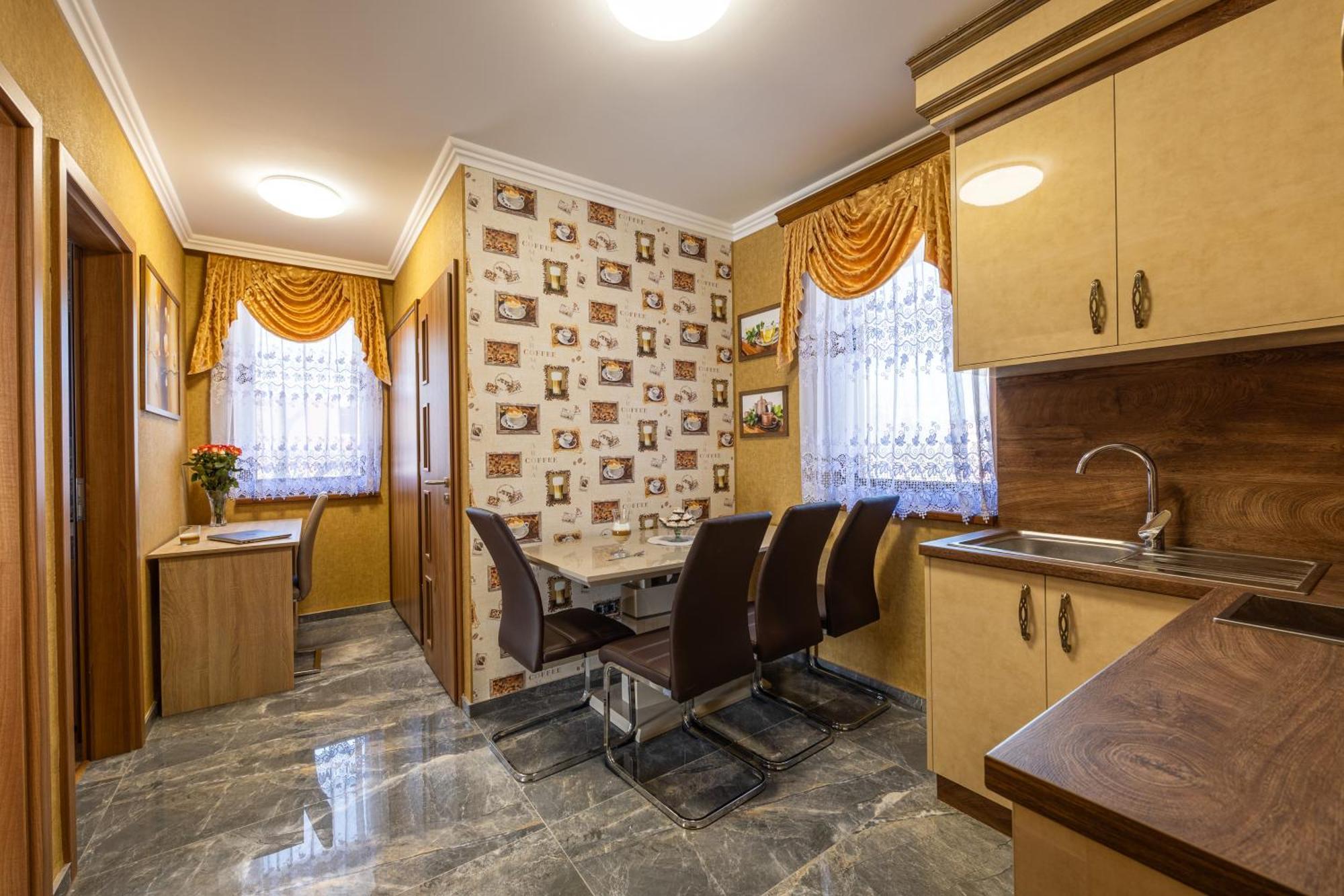 Bed and Breakfast Voeroes Alom Panzio Tiszakécske Esterno foto