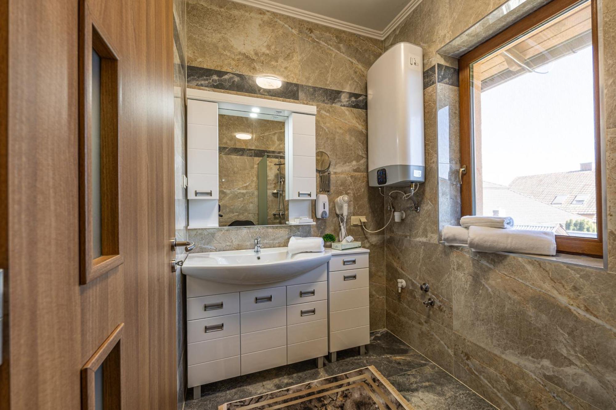 Bed and Breakfast Voeroes Alom Panzio Tiszakécske Esterno foto