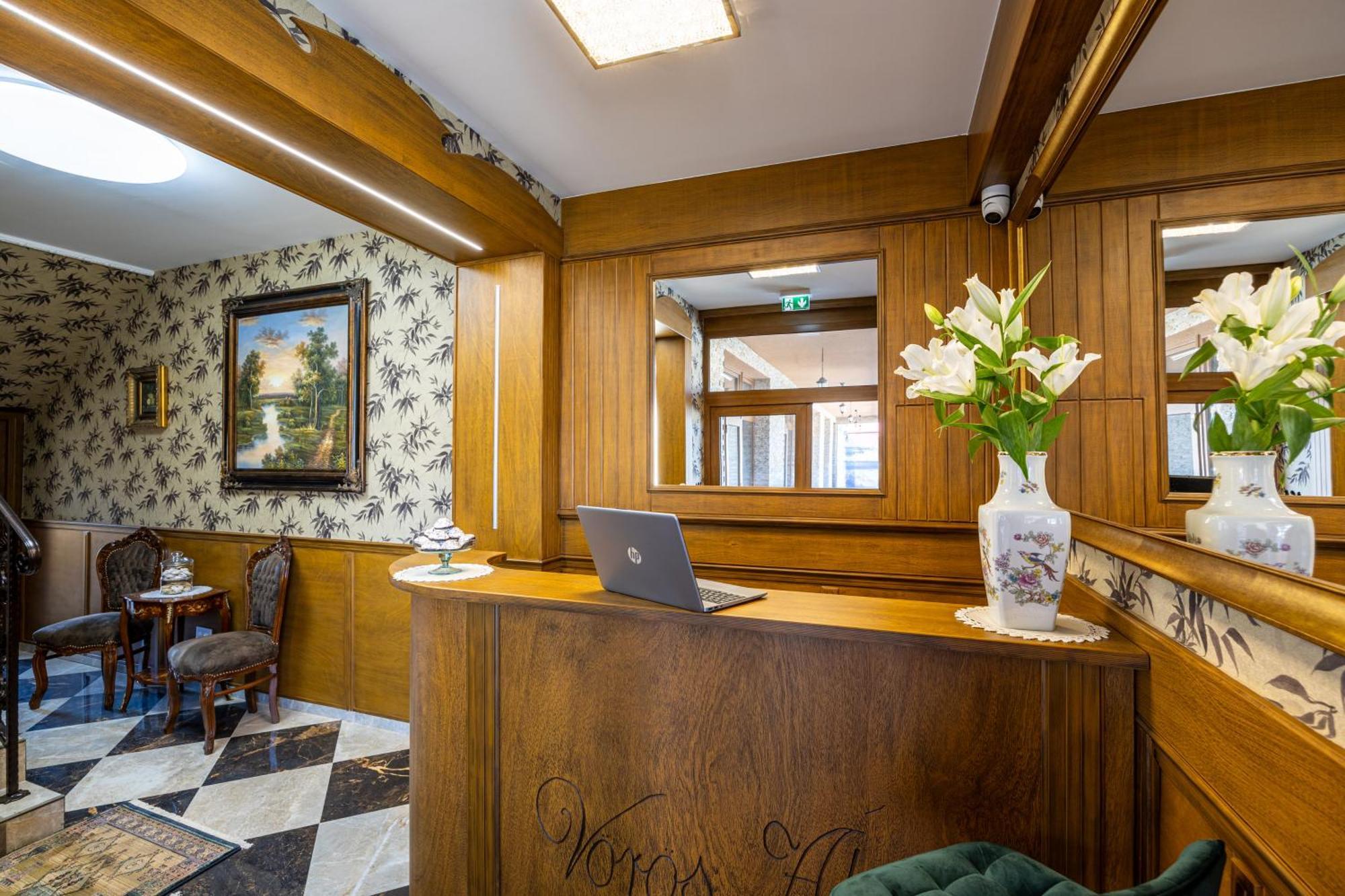 Bed and Breakfast Voeroes Alom Panzio Tiszakécske Esterno foto
